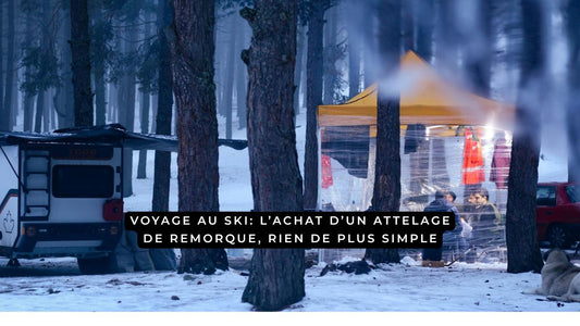 Attelage de remorque pour voyage au ski en montagne enneigée avec voiture et équipement