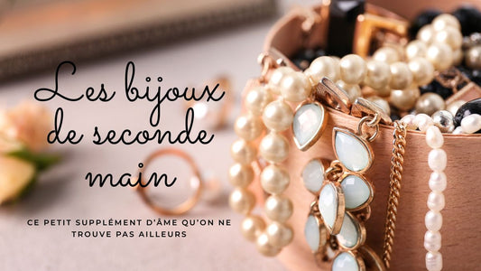 Bijoux de seconde main dans un écrin : colliers de perles, bagues en or et pierres vintage