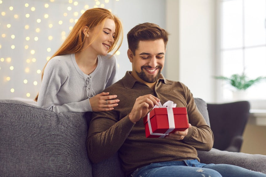 Offrir un cadeau à son partenaire : pourquoi ce geste compte plus qu'on ne le croit?