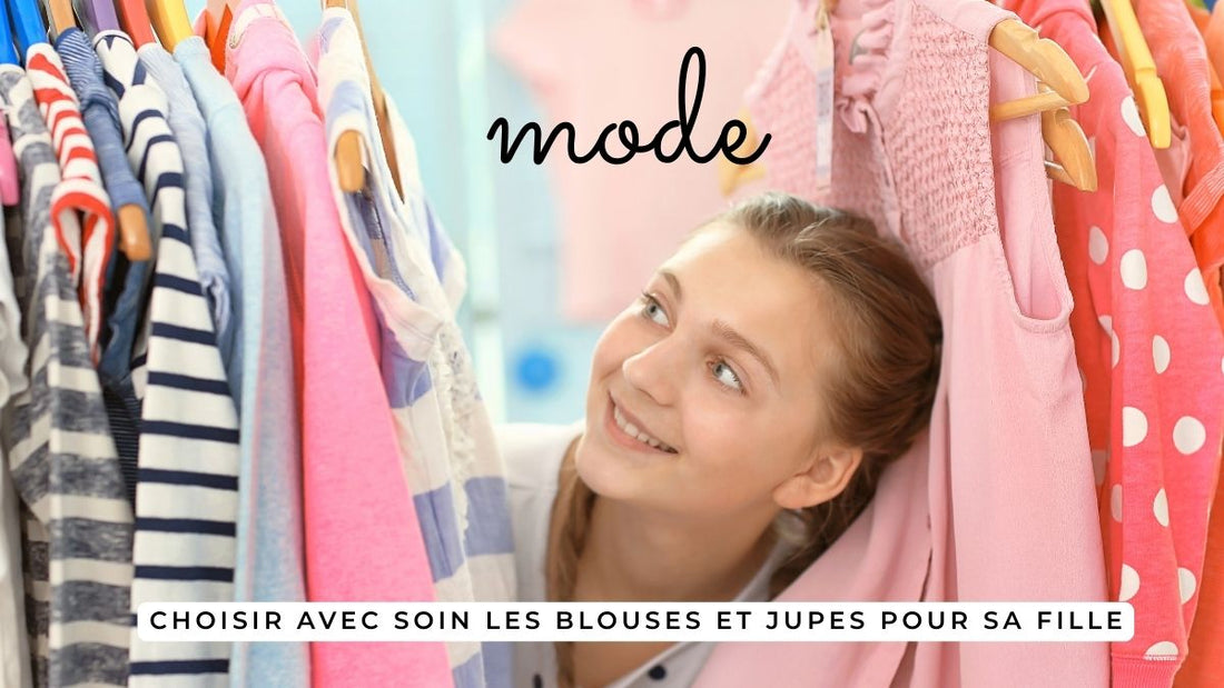 Petite fille choisissant des blouses et des jupes sur un portant de vêtements