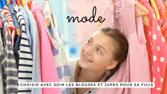 Petite fille choisissant des blouses et des jupes sur un portant de vêtements