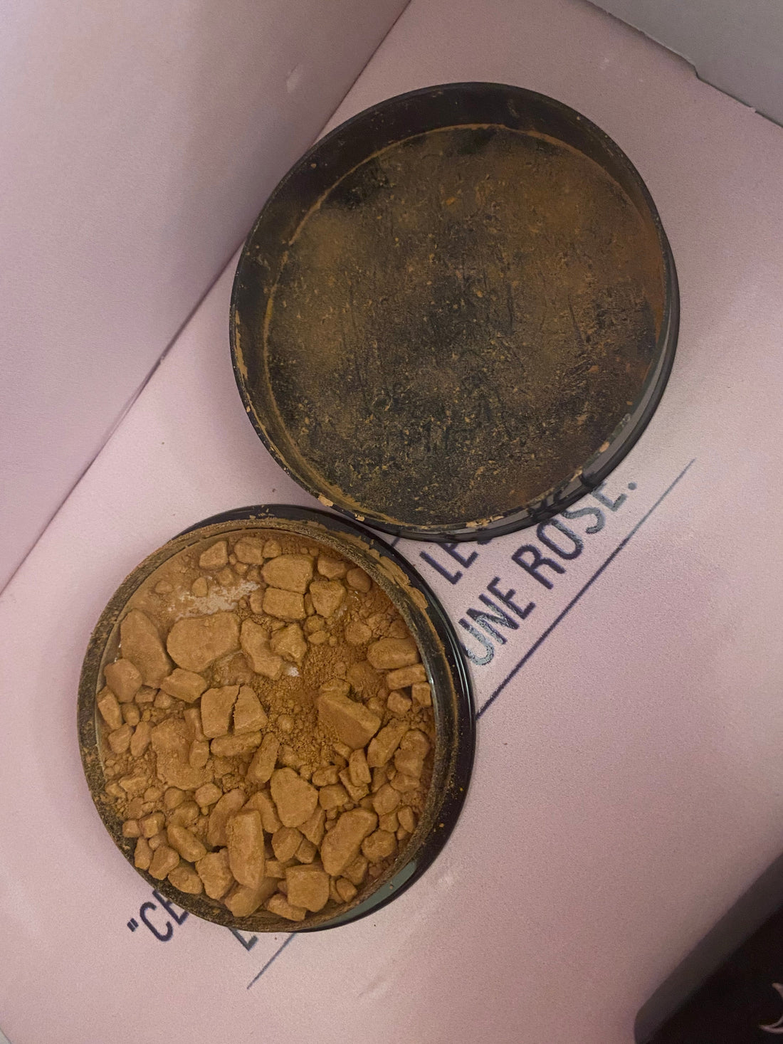 Comment réparer une poudre, un blush ou un fard cassé?