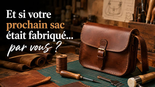 Sac en cuir fabriqué à la main dans un atelier de maroquinerie avec outils de couture et de travail du cuir.