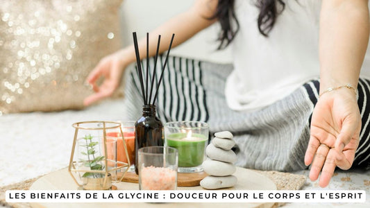 Femme en méditation entourée de bougies et encens, représentant la douceur et les bienfaits de la glycine pour le corps et l’esprit.