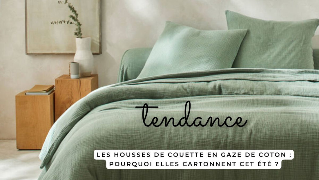 Lit avec housse de couette en gaze de coton vert sauge, ambiance douce et naturelle, tendance été 2025