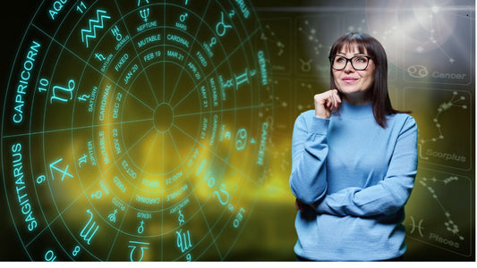 Femme observant son horoscope devant une roue astrologique lumineuse avec les signes du zodiaque, à l'occasion de la nouvelle lune en Cancer du 24 juillet 2025