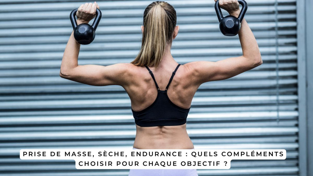 Femme de dos s'entraînant avec deux kettlebells, illustration des compléments selon l'objectif : prise de masse, sèche, endurance.