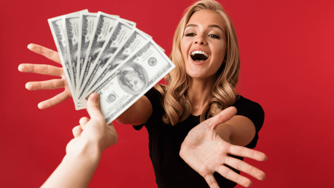 Rêver de donner de l'argent a une femme: quelle signification?
