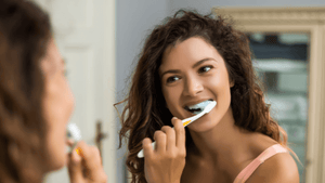 Rêver de se brosser les dents: signification et interprétation