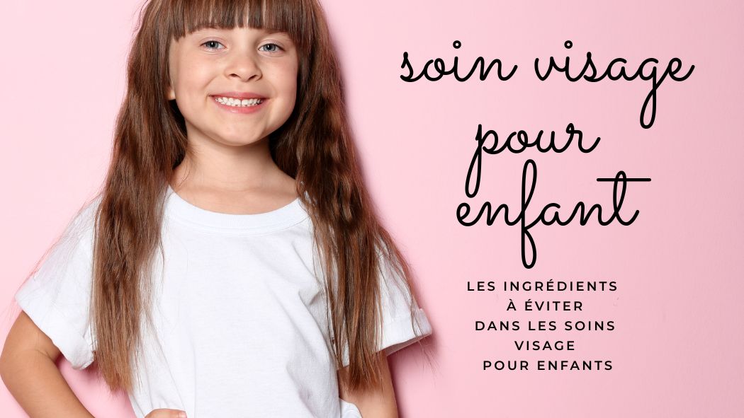 Petite fille souriante en t-shirt blanc sur fond rose, avec le texte “Soin visage pour enfant – Les ingrédients à éviter dans les soins visage enfants”