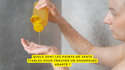 Femme sous la douche versant du shampoing liquide jaune dans sa main avec la question : quels sont les points de vente fiables pour trouver un shampoing adapté ?