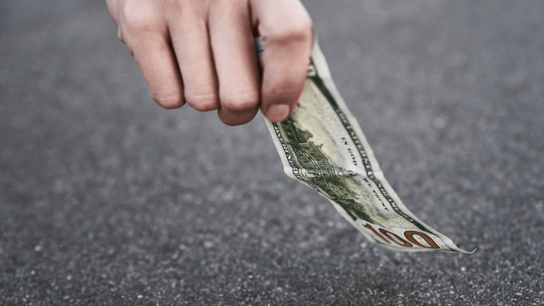 Trouver un billet par terre: signification symbolique et messages cachés