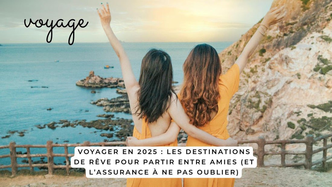 Deux amies en vacances face à la mer, bras levés, en tenue d'été, symbolisant la liberté d’un voyage entre copines en 2025.